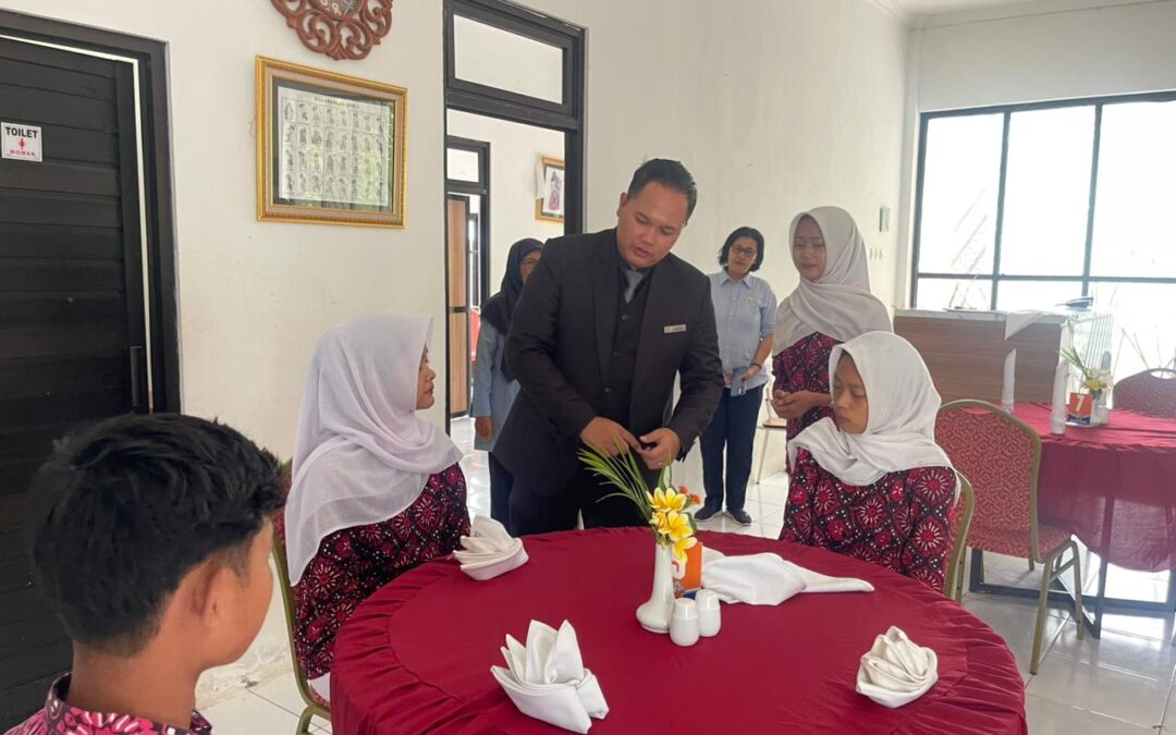 Kelas XI Perhotelan SMK N 1 Kokap Hadirkan Guru Tamu dari Industri Perhotelan